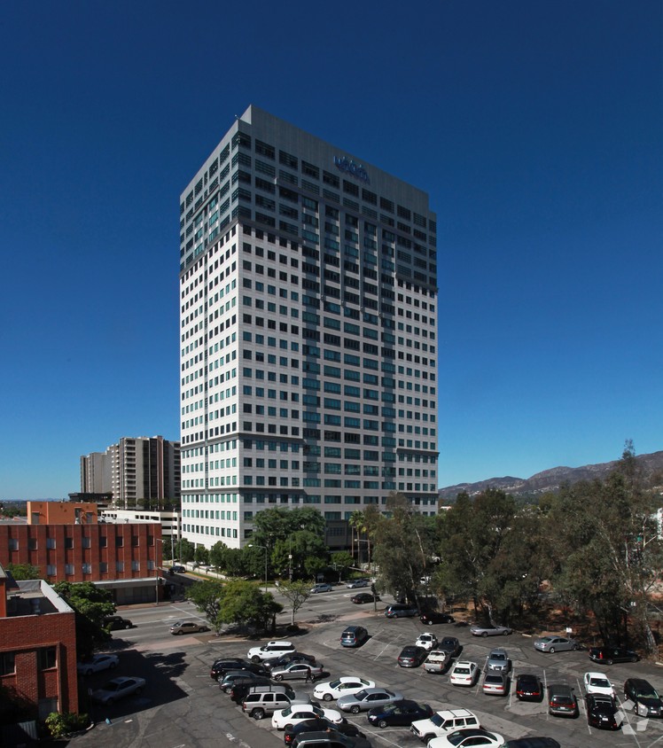 DivcoWest buys Glendale Plaza for $179M