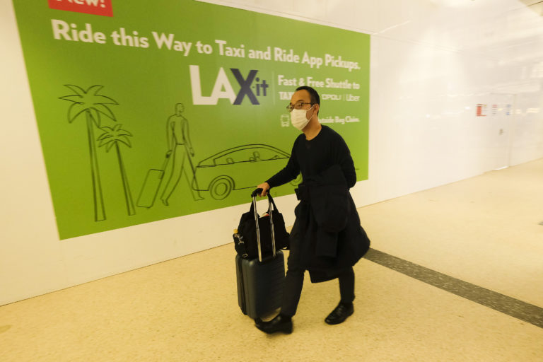 Virus Surge Crunches Airports’ Thanksgiving Numbers