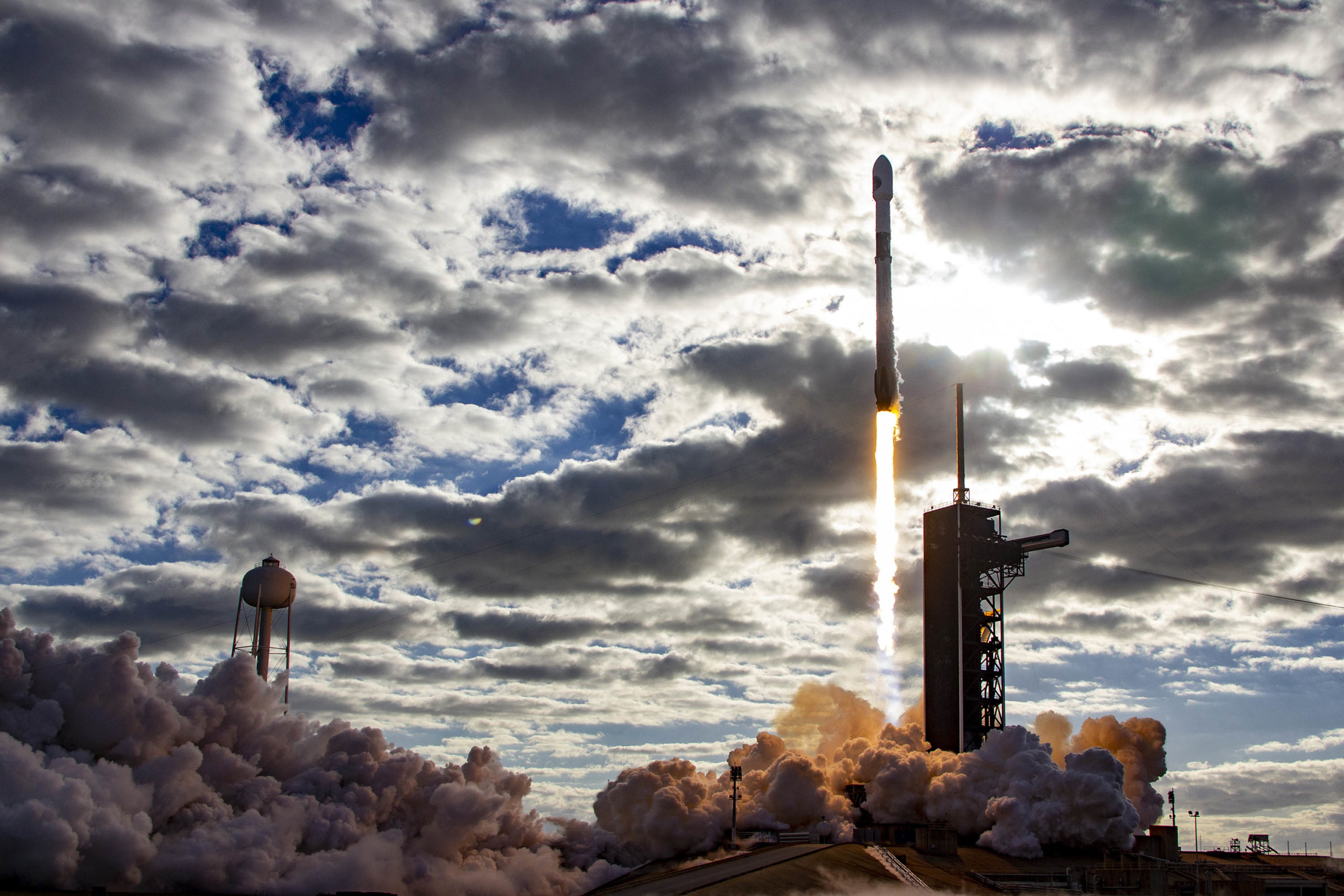 SpaceX Wins Military Contracts Worth $160 Million