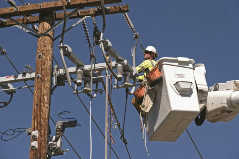 Edison Passes One-Third Mark in Plan to Insulate 10K Miles of Power Lines HED: