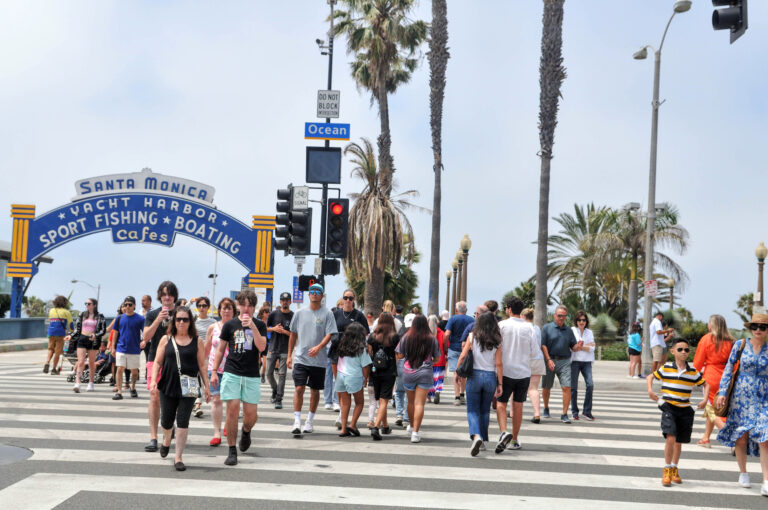 Santa Monica: Tables for Tourists